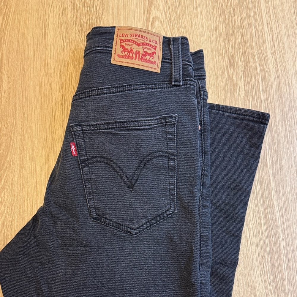Levi’s Ribcage Straight Button-Fly Jeans - Picture 3 of 3